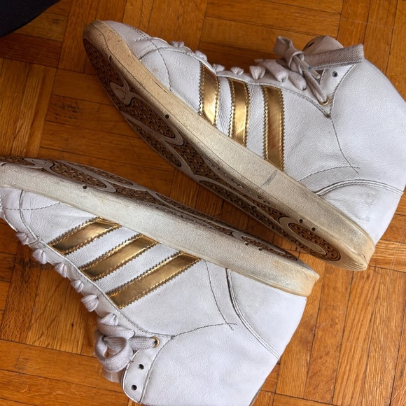 Adidas high top with gold accents - some scruffs but they are able to wash off - Picture 4 of 7